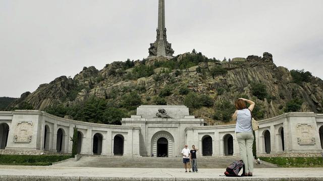 Des touristes devant le mausolée du Général Franco. [AP/Keystone - Bernat Armangue]