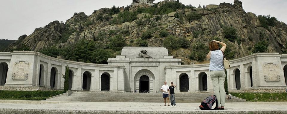 Des touristes devant le mausolée du Général Franco. [AP/Keystone - Bernat Armangue]