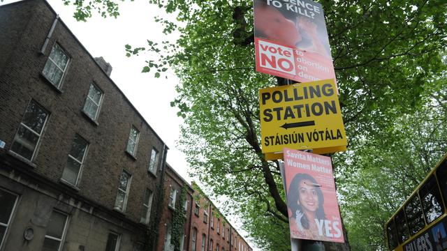 Devant un bureau de vote à Dublin. [EPA - AIDAN CRAWLEY]