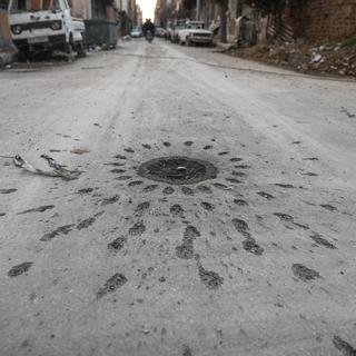 Des traces de bombardement dans une rue de Douma, dans la Ghouta orientale. [EPA/Keystone - Mohammed Badra]