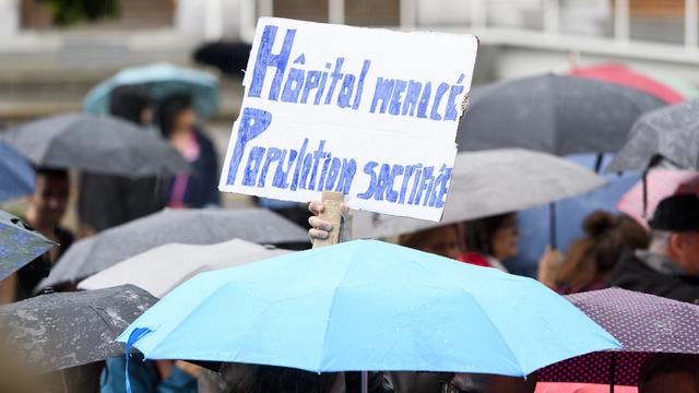 Les manifestants ont bravé la pluie pour défiler à Fribourg. [Keystone - Anthony Anex]