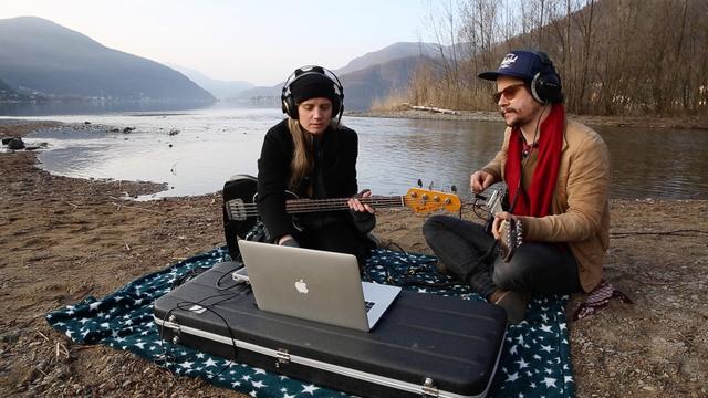 PETER KERNEL, DUEL SUDISTE 
C’est un duo tessinois qui porte le nom d’un bureaucrate suisse-allemand. Au bord des lacs montagneux où ils composent, dans le local humide où ils répètent, PETER KERNEL fabrique un rock cascadeur, ludique et artisanal. Entre Aris et Barbara, la petite entreprise tourne avec les moyens du bord qui semblent énormes. Portrait aux pieds dans l’eau. 
Immersif, une série de portraits d’artistes suisses comme vous ne les avez jamais entendus. Ils nous accueillent dans leur biotope pour évoquer leur relation intime au son et pour jouer. Réal: Arnaud Robert. Son: Renaud Millet-Lacombe. Image: Sébastien Bourquin. Tournage à Agno, Tessin, avril 2018. [RTS - Sébastien Bourquin]