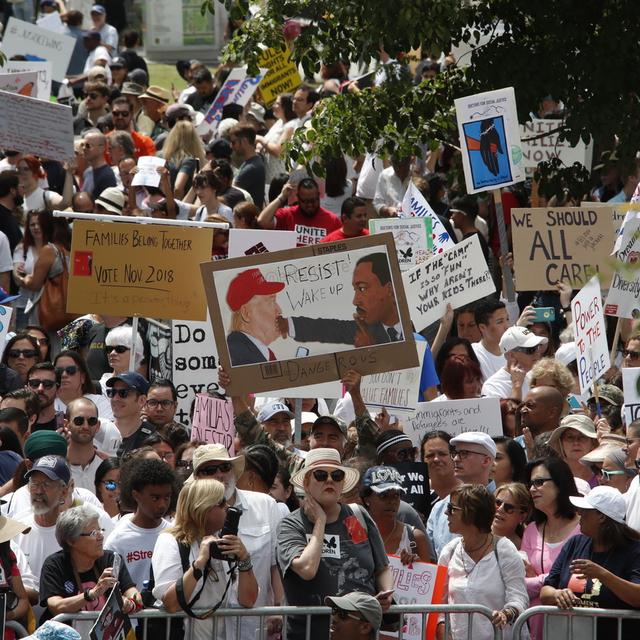 Aux Etats-Unis, de nombreuses manifestations ont eu lieu ce week-end contre la politique migratoire du pays. [Keystone - Mike Nelson - EPA]