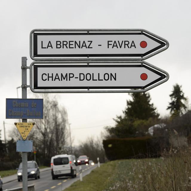 Deux panneaux indiquant la direction des prisons de Champ-Dollon, de la Brenaz et Favra, dans le canton de Genève. [keystone - Martial Trezzini]