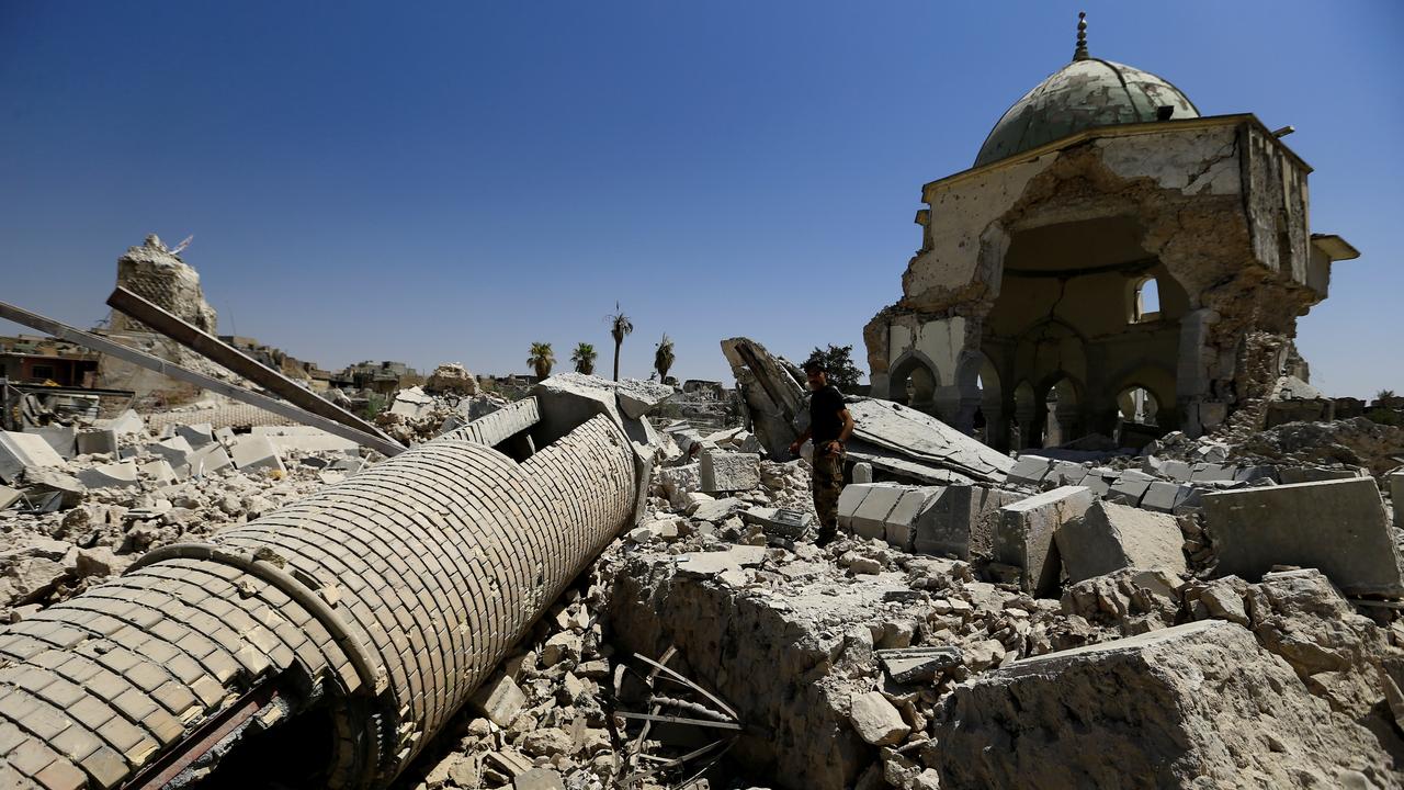 Un membre des services de sécurité irakiens se tient devant les ruines de la mosquée, le 20 juillet 2017.