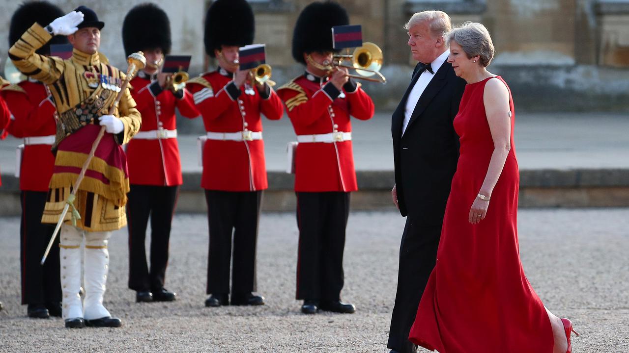 La première ministre britannique Theresa May a accueilli jeudi le président américain Donald Trump pour un dîner de gala à Blenheim, près d'Oxford. [Reuters - Hannah McKay]