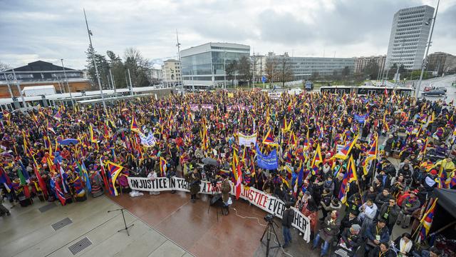 Les Tibétains se sont réunis sur la Place des Nations à Genève. [Keystone - Martial Trezzini]