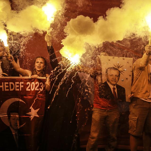 Les supporters du président Erdogan fêtent leur victoire. [Keystone/AP Photo - Emrah Gurel]