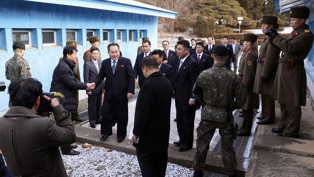 Les deux délégations coréennes réunies à Panmunjom, dans la zone démilitarisée. [Keystone - Korea Pool via AP]