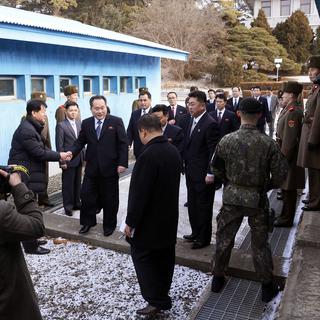 Les deux délégations coréennes réunies à Panmunjom, dans la zone démilitarisée. [Keystone - Korea Pool via AP]