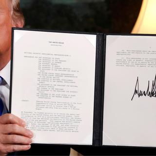 Le document signé par le président américain Donald Trump déclarant son intention de se retirer de l'accord sur le nucléaire iranien. [reuters - Jonathan Ernst]