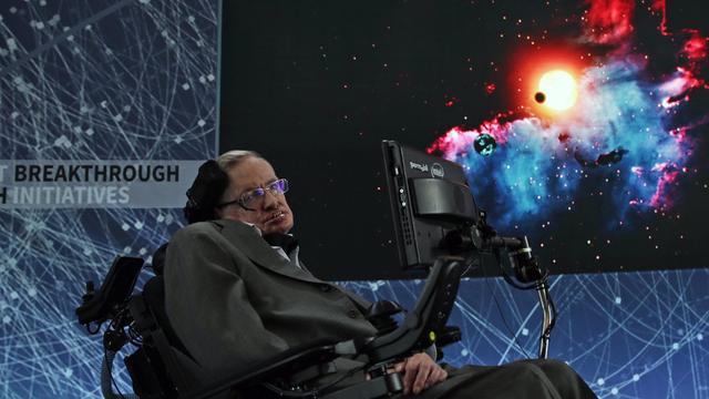 Stephen Hawking lors d'une conférence en avril 2016. [Keystone - EPA/Jason Szenes]