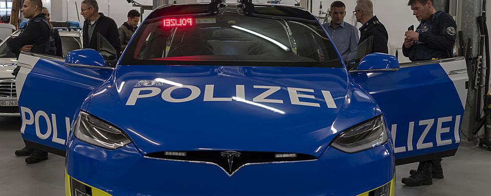 Une des Tesla achetées par la police bâloise lors de sa présentation le 6 décembre 2018. [Keystone - Georgios Kefalas]