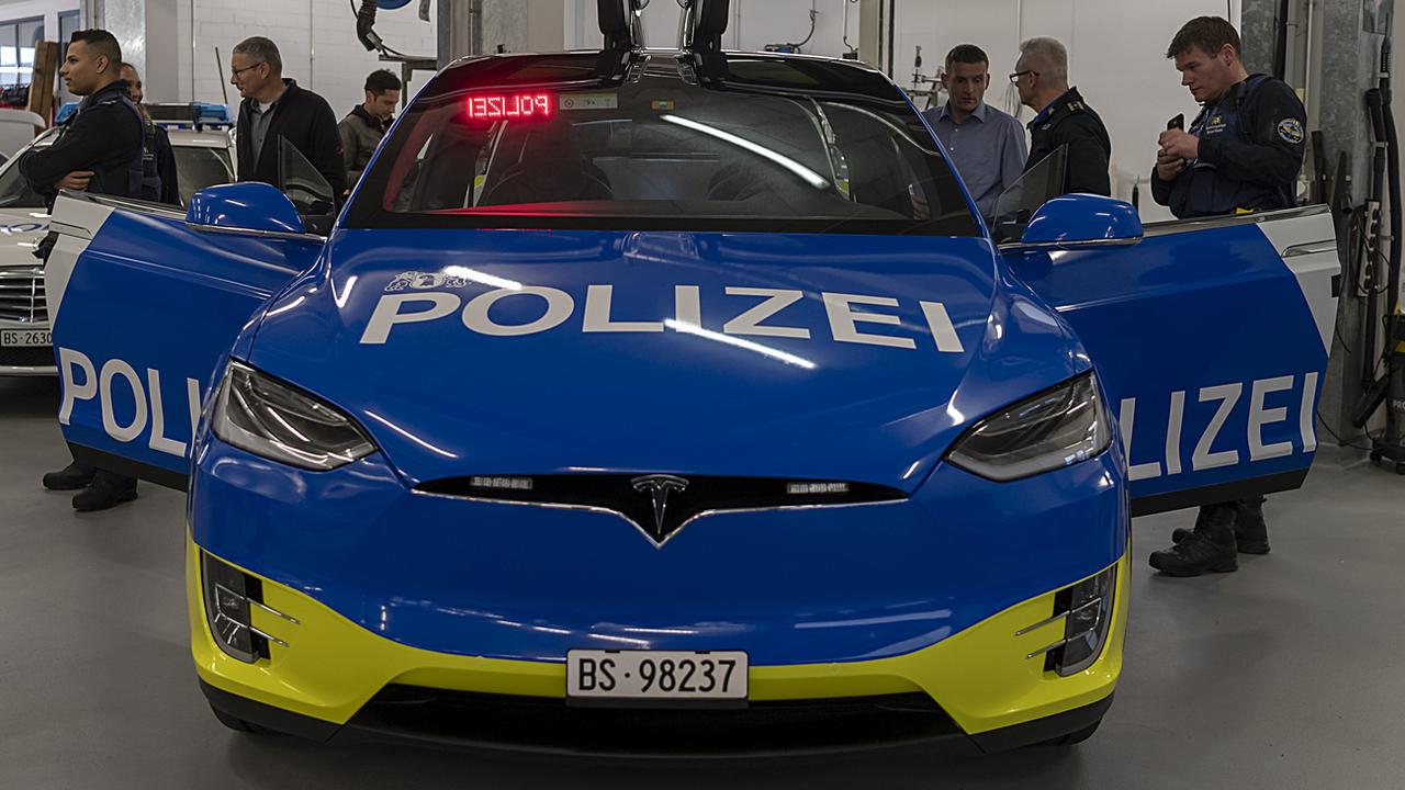Une des Tesla achetées par la police bâloise lors de sa présentation le 6 décembre 2018. [Keystone - Georgios Kefalas]