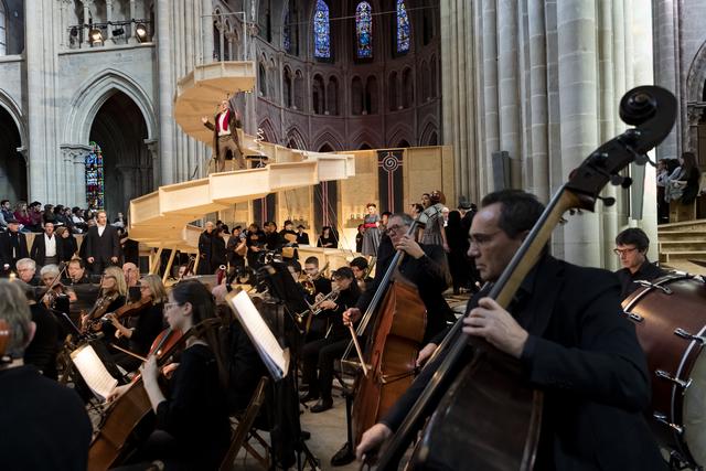 La cathédrale de Lausanne se métamorphose en salle d'opéra éphémère. [Keystone - Jean-Christophe Bott]