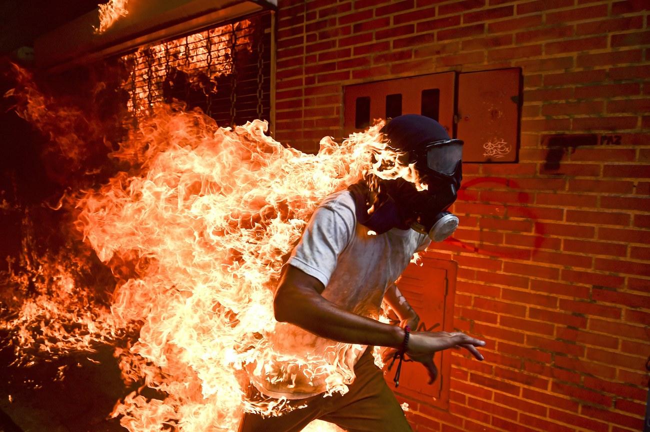 Un militant prend feu lors d'un affrontement avec la police, lors d'une manifestation à Caracas contre le président vénézuelien Nicolas Maduro, en mai 2017. [EPA/AFP - Ronaldo Schmidt]