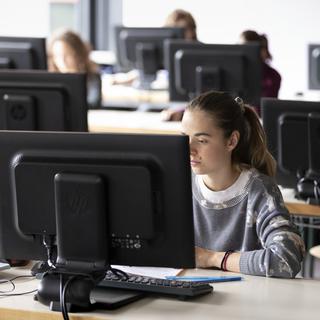 Une classe de gymnasiens pendant un cours d'informatique. (image d'illustration) [Keystone - Gaëtan Bally]