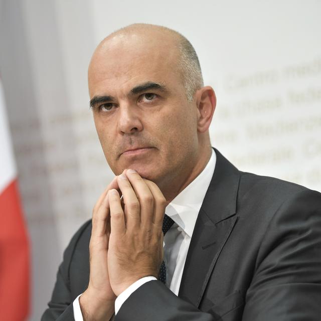 Le conseiller fédéral Alain Berset devra présenter les éléments clés de la réforme de l'AVS d'ici février 2018. [Keystone - Anthony Anex]