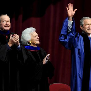 George H. W. Bush, Barbara Bush et George W. Bush, ici photographiés le 12 décembre 2008. [EPA/Keystone - Larry W. Smith]