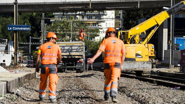 Quelque 600 ouvriers sont mobilisés pour les travaux sur la ligne ferroviaire entre Lausanne et Puidoux. [Keystone]