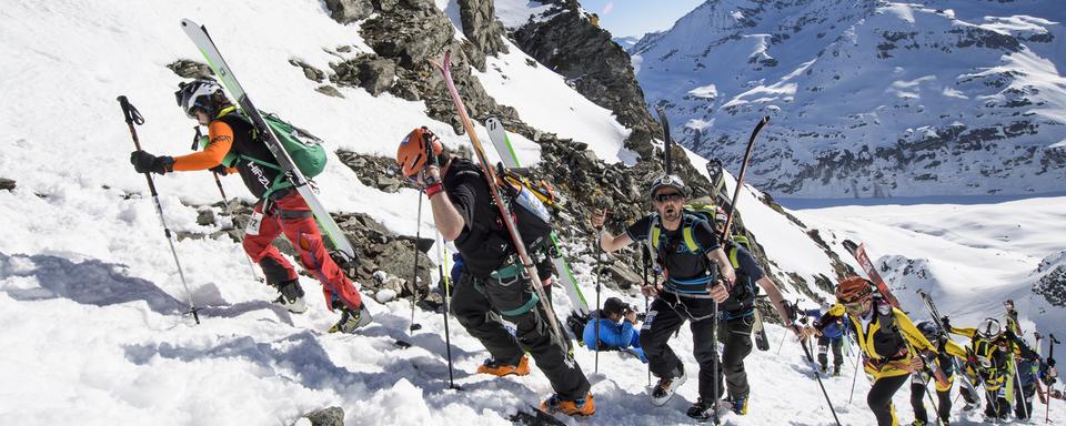 Des participants à la 21e Patrouille des glaciers, le 18 avril 2018 entre Zermatt et Verbier (VS). [Keystone - Jean-Christophe Bott]