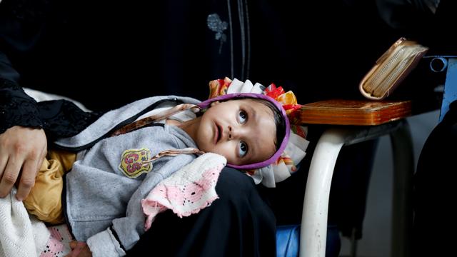 Une fille atteinte d'un cancer se repose sur les genoux de sa mère, au Centre National d'Oncologie de Sanaa, au Yémen. [Khaled Abdullah]