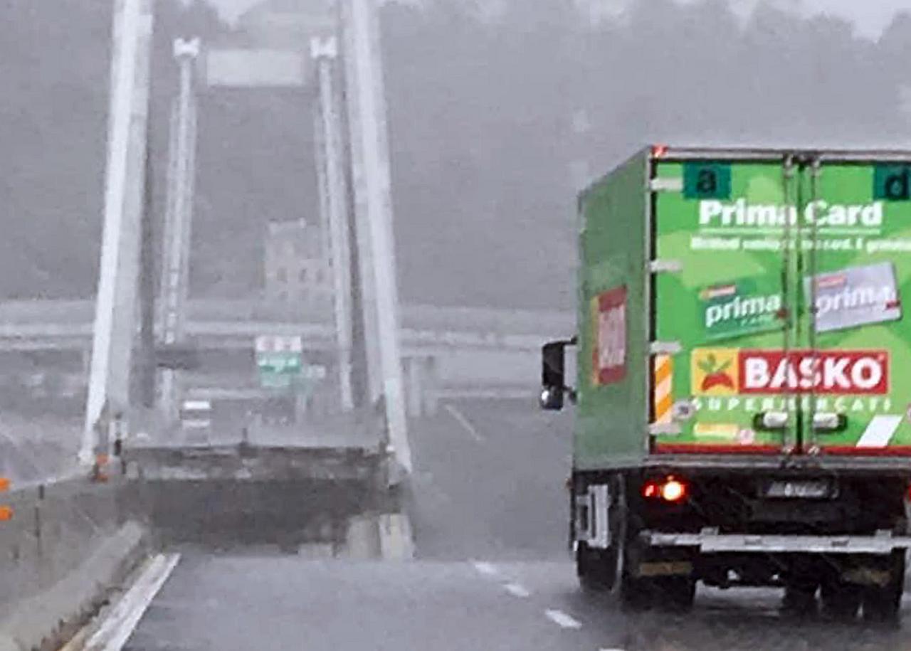 Le camion vert a eu le temps de s'arrêter. [keystone - Sauveteur]