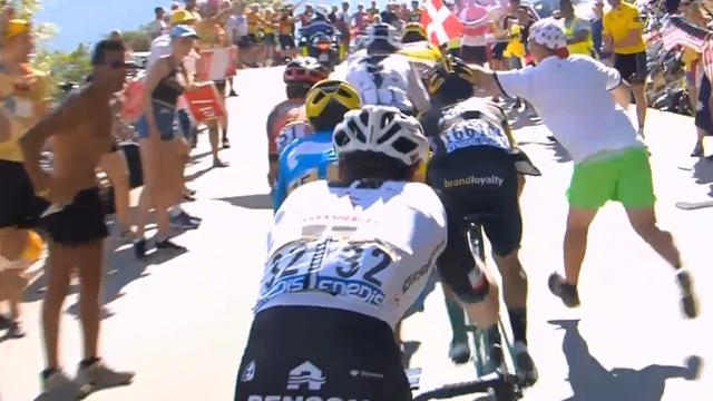 Chris Froome a subi une agression dans l'ascension vers l'Alpe d'Huez. [RTS]