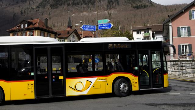 Un véhicule de la compagnie CarPostal dans le Jura vaudois (photo prétexte). [Keystone - Jean-Christophe Bott]