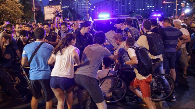 Ils étaient des milliers mercredi soir dans les rues de Bucarest pour protester contre un assouplissement du code pénal. [Octav Ganea]