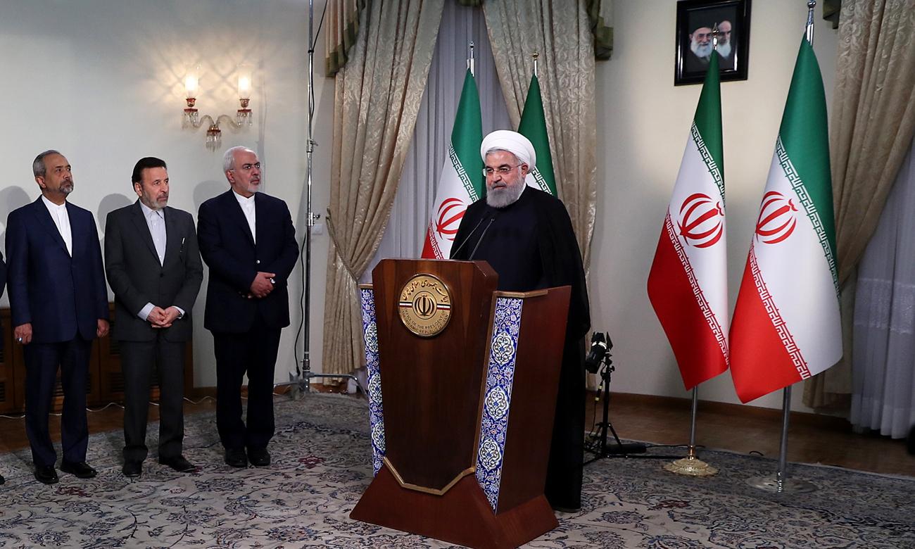 Le président iranien Hassan Rohani réagit à la décision américaine. [Keystone - EPA/Presidential Office]