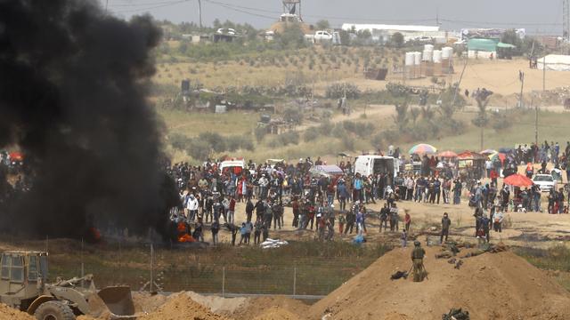 Des pneus ont été brûlés par des Palestiniens près de la barrière séparant la bande de Gaza et Israël vendredi 6 avril 2018. [AFP - Jack Guez]