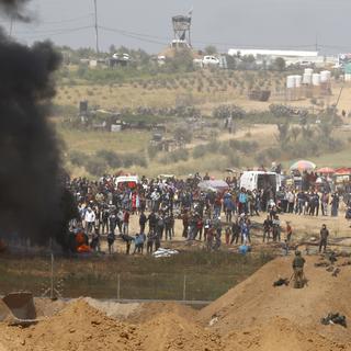 Des pneus ont été brûlés par des Palestiniens près de la barrière séparant la bande de Gaza et Israël vendredi 6 avril 2018. [AFP - Jack Guez]