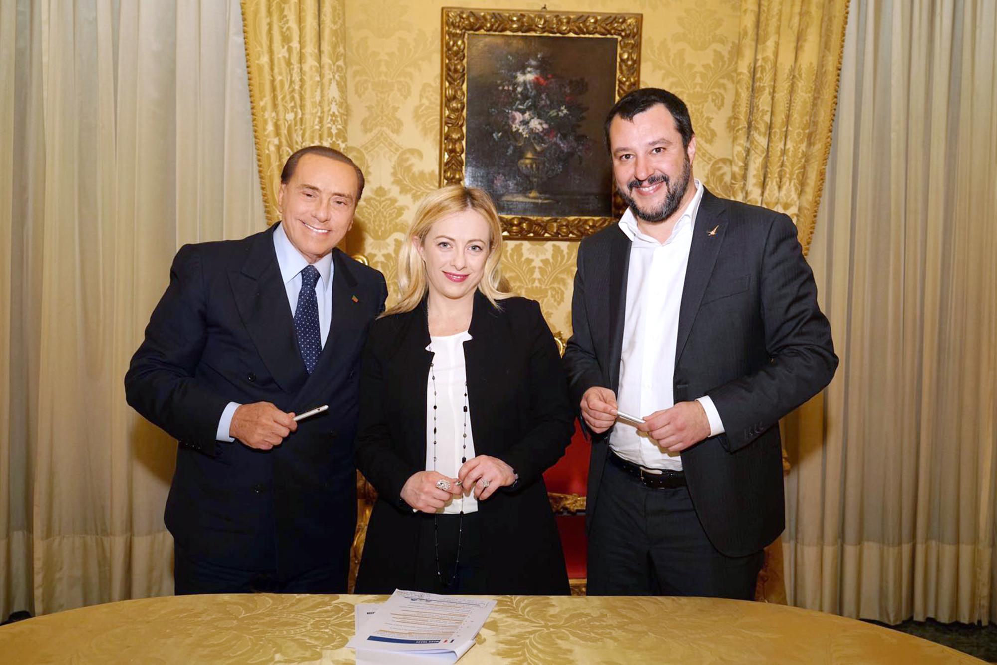 Silvio Berlusconi, Georgia Meloni et Matteo Salvini signant leur programme électoral commun, le 18 janvier. [AFP - LIVIO ANTICOLI]