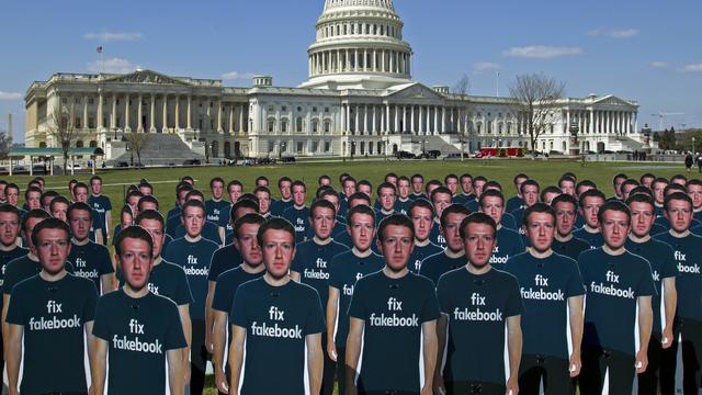 Des manifestants demandent un meilleur encadrement de Facebook à Washington. [AP Photo/Keystone - Jose Luis Magana]