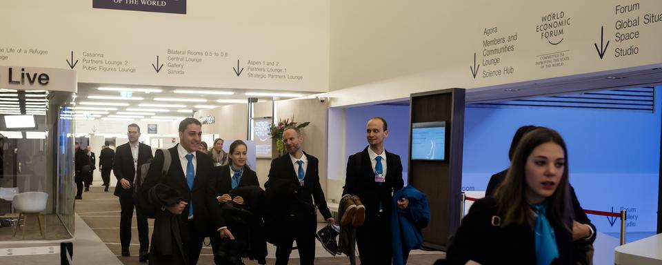 Des personnes arrivent au Forum économique de Davos (WEF). [AP/Keystone - Markus Schreiber]