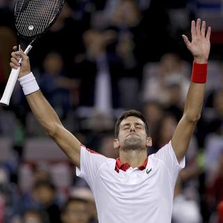 Novak Djokovic a remporté pour la 4e fois le Masters 1000 de Shanghai. [Keystone - Andy Wong - AP Photo]