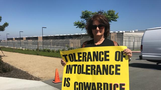 A San Diego, des manifestants réclament la fin de la politique de tolérance zéro sur l'immigration de Donald Trump. [RTS - Raphaël Grand]