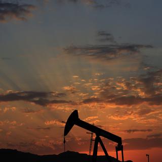 Un puits de pétrole situé dans le désert au Bahreïn. [AP Photo/Keystone - Hasan Jamali]