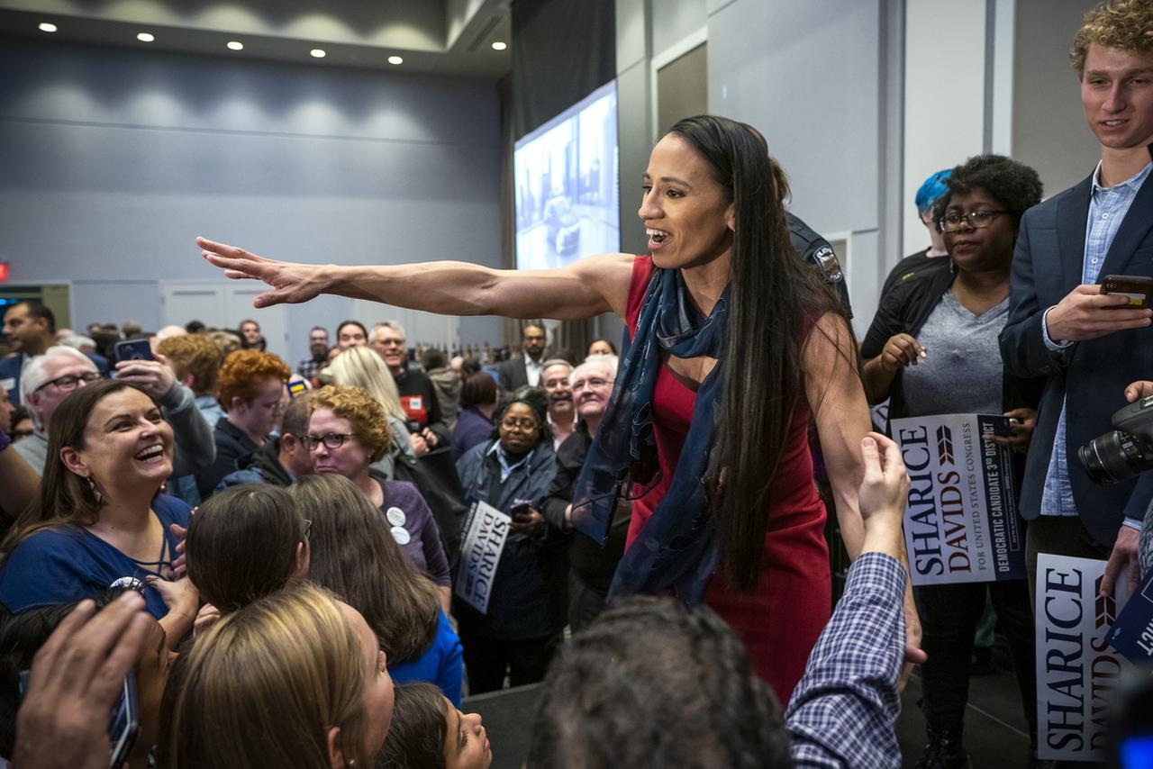 La démocrate du Kansas Sharice Davids est devenue la première Amérindienne à être élue au Congrès américain. [Keystone - EPA/JIM LO SCALZO]