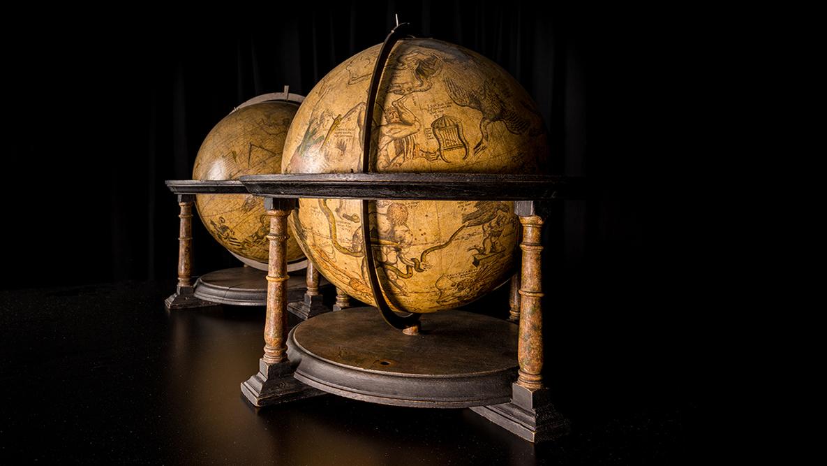 Le globe terrestre et le globe céleste de Mercator. [© UNIL - Fabrice Ducrest]