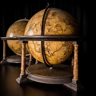 Le globe terrestre et le globe céleste de Mercator. [© UNIL - Fabrice Ducrest]