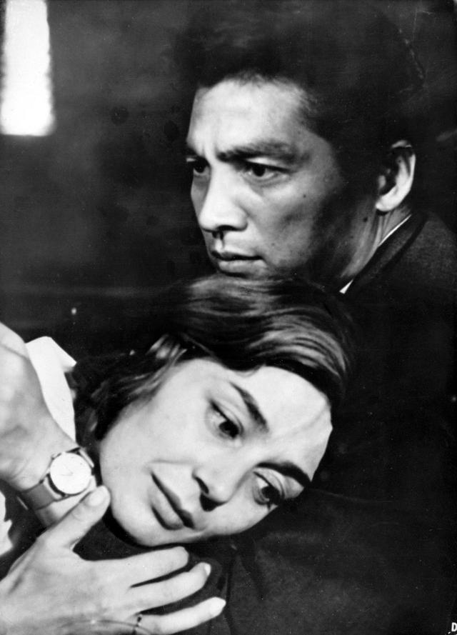 L'actrice Emmanuelle Riva et l'acteur Eiji Okada dans le film "Hiroshima, mon amour". [Keystone - Str]