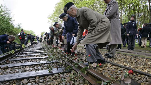 Des vétérans canadiens de la Seconde guerre mondiale fleurissent les anciens rails au camp de Westerbork en 2015. (Image d'illustration). [AP - PETER DEJONG]