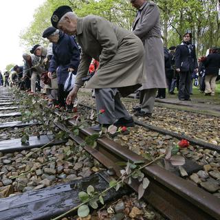 Des vétérans canadiens de la Seconde guerre mondiale fleurissent les anciens rails au camp de Westerbork en 2015. (Image d'illustration). [AP - PETER DEJONG]