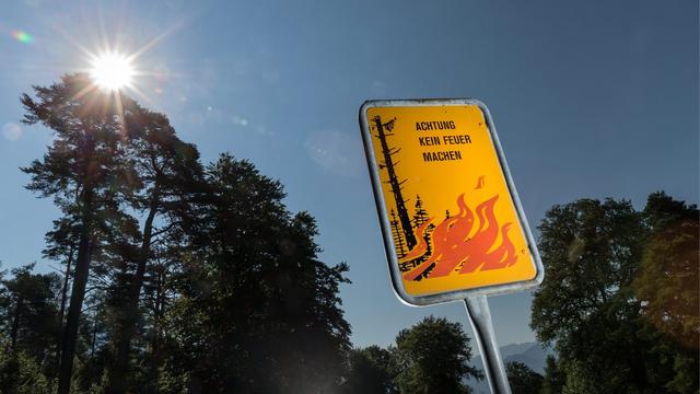 Un panneau d'interdiction de faire du feu installé à Maienfeld, dans les grisons, en juillet 2013. [Keystone - Arno Balzarini]