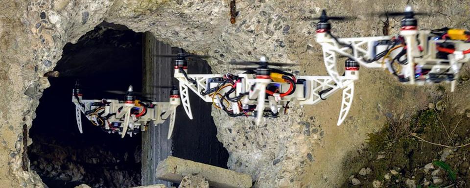 Des chercheurs de l'Université de Zurich et de l'EPFL ont développé un nouveau drone capable de rétracter ses bras en vol. [University of Zurich/Armasuisse]