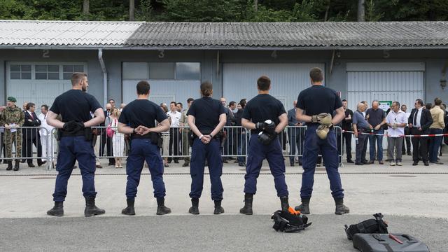 Des aspirants policiers lors d'une journée de l'Académie de police à Savatan. [Keystone - Anthony Anex]