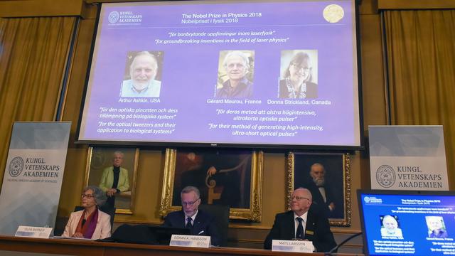 Le prix Nobel 2018 de Physique a été attribué mardi pour une moitié à l'Américain Arthur Ashkin et pour l'autre moitié au Français Gérard Mourou et à la Canadienne Donna Strickland pour leurs travaux sur les lasers et l'optique. [EPA - Hanna Franzen]