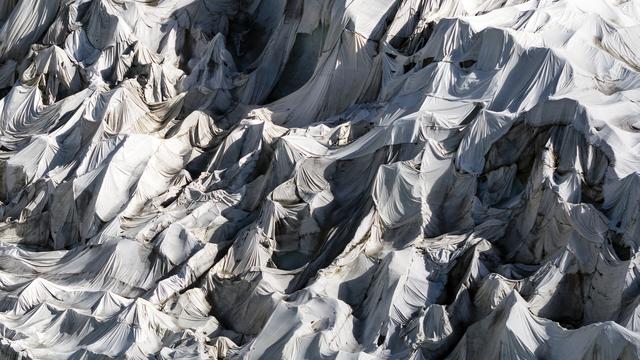 Une couverture protégeant le glacier du Rhône de la chaleur. [Keystone - Valentin Flauraud]